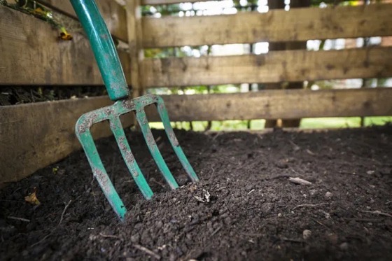 12 DIY Compost Bin & Tumbler Ideas Anyone Can Make via Rural Sprout [Shared]