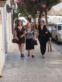 Three lovely ladies stroll in Siracusa  9