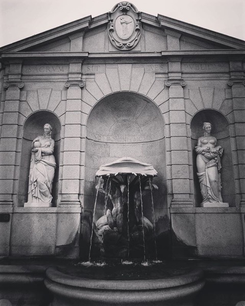 Fontana dei Baci, Milano, Italia via Instagram