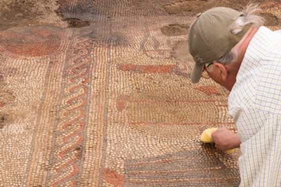 UK farmer went for a walk, stumbled on remains of rare Roman mosaic and villa via Ars Technica [Shared]