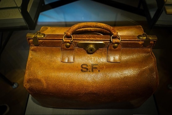 Sigmund Freud’s Doctors Bag at the Sigmund Freud Museum via Instagram [Photography]