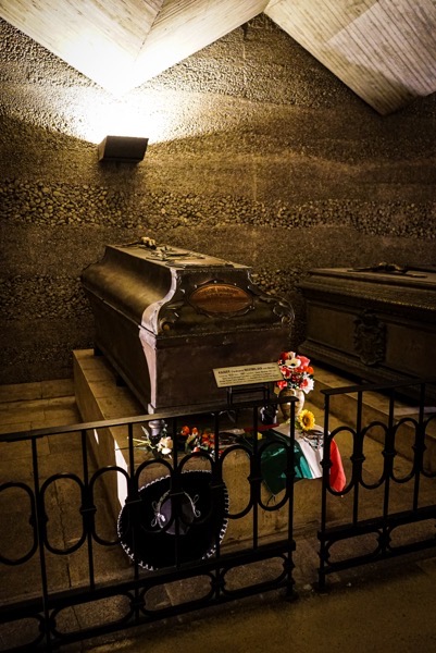 Why is there a sombrero in the crypt? – Kaisercruft Scene [Photography]